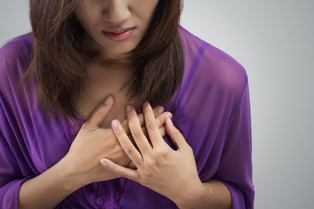 sindromul inimii frânte-femeie supărată care are dureri în piept