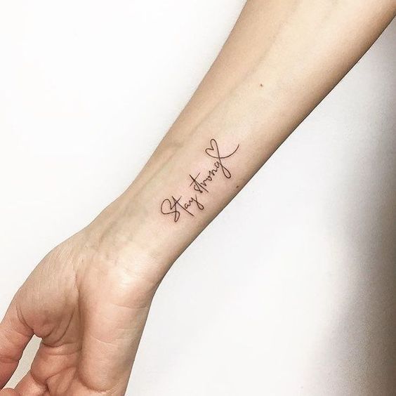 tatuaje braț-model mesaj motivațional stay strong