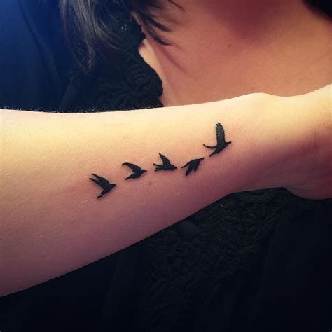 tatuaje braț-model păsări care zboară