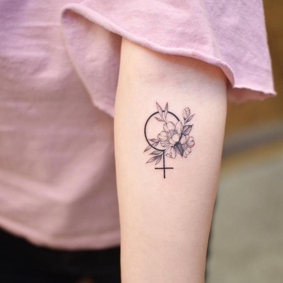 tatuaje braț-model semnul feminității și o floare