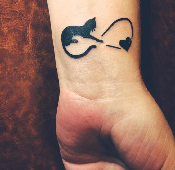 tatuaje braț-pisică, inimă și semnul infinit