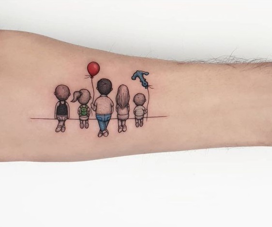 tatuaje braț- o familie de 5 membri cu spatele