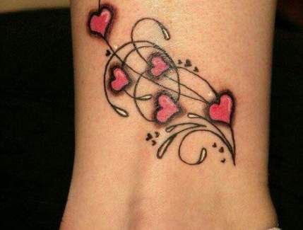 tatuaje braț-desen cu inimi roșii