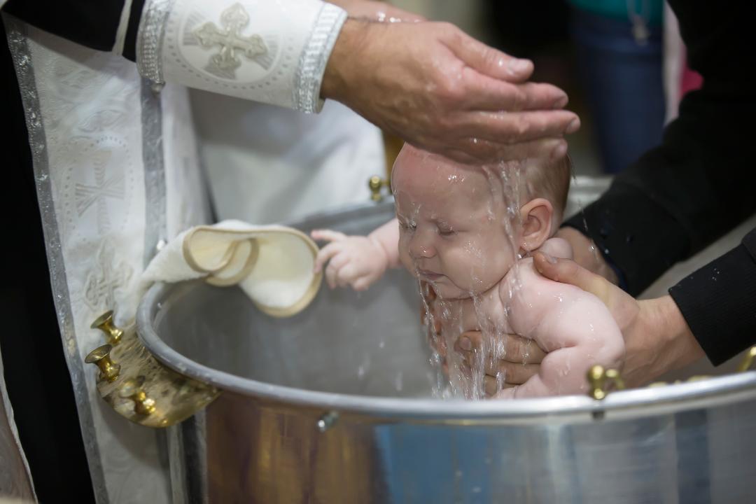 nașii de botez-imagine cu botezul unui bebeluș