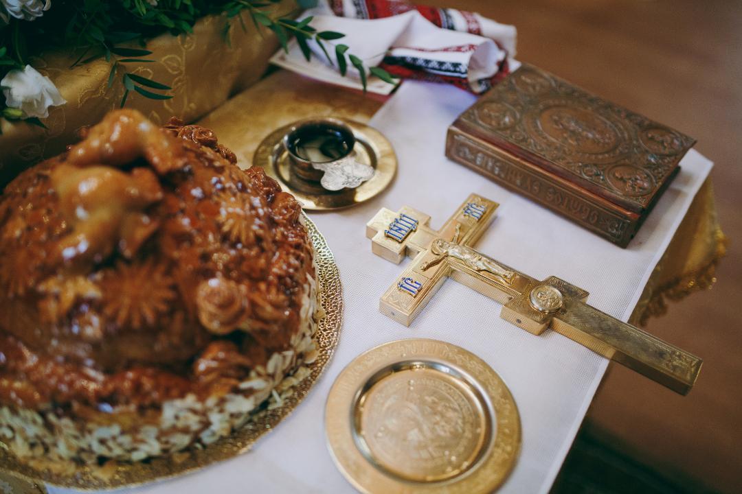 nașii de botez-imagine cu masa din biserică cu cruce și biblie