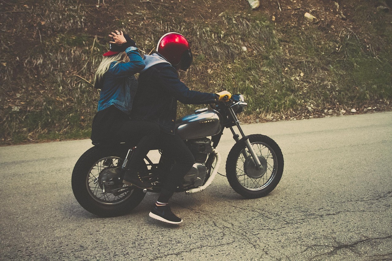 iubirea platonică-doi tineri pe o motocicletă