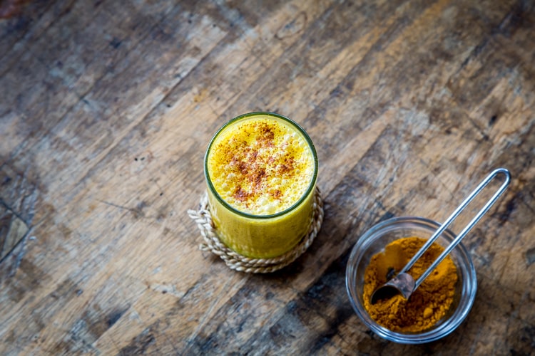 smoothie detoxifiere ficat- pahar smoothie cu turmeric.