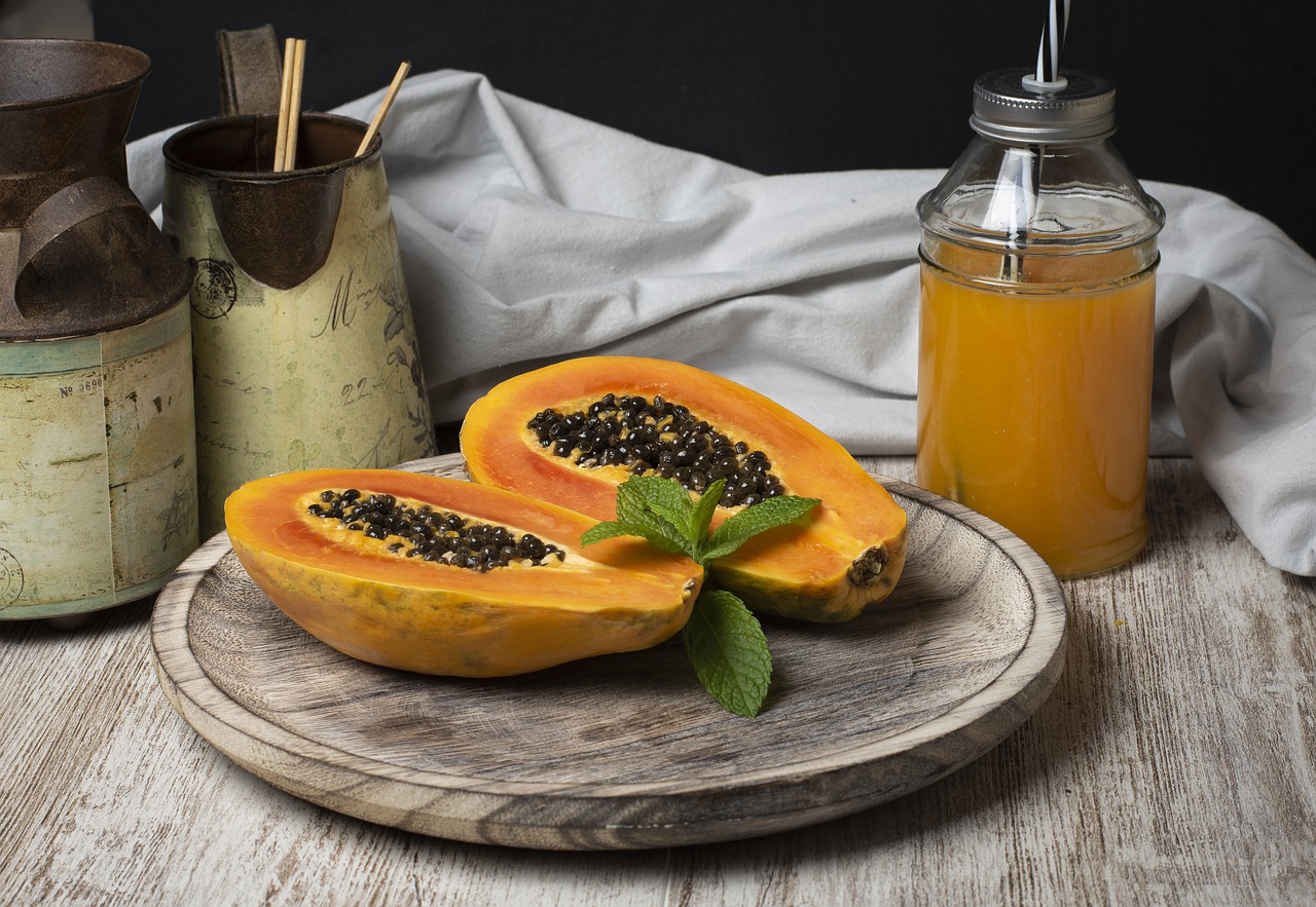 smoothie detoxifiere ficat-fructe de papaya pe  platou de lemn