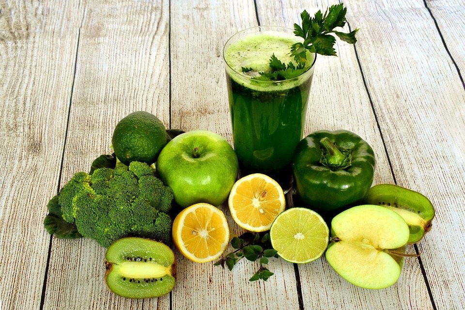 smoothie detoxifiere ficat-fructe verzi pe platou lemn