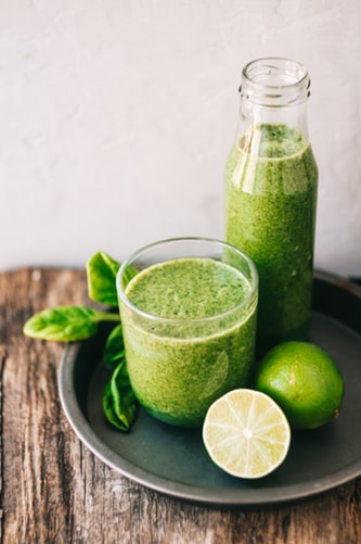 smoothie detoxifiere ficat-smoothie verde și lămăie pe un platou