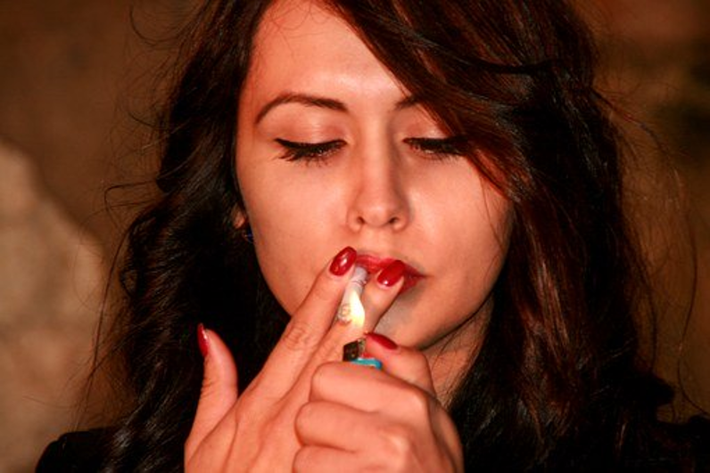 carcinomul scuamos celular-femeie care fumează