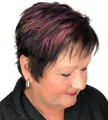 tunsori păr scurt  femei peste 50 de ani- femeie cu par pixie colorat