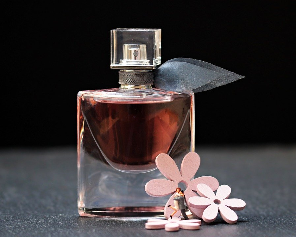 cadouri-de-ziua-femeii-sticla-de-parfum
