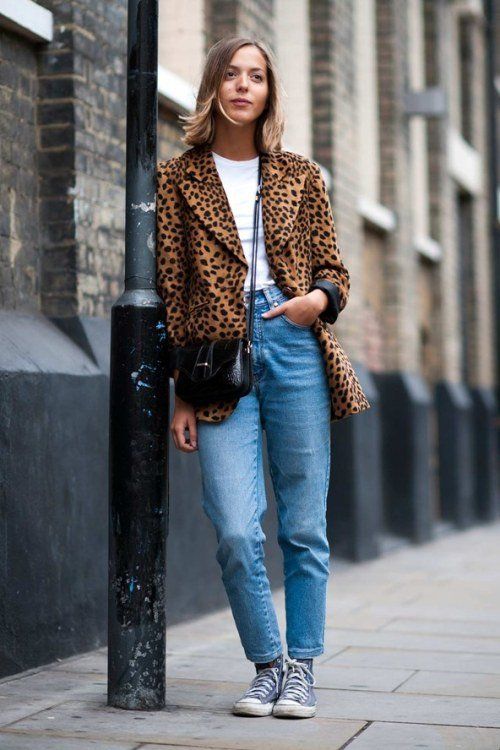 blugi-mom-femeie-cu-blugi-si-sacou-imitatie-leopard