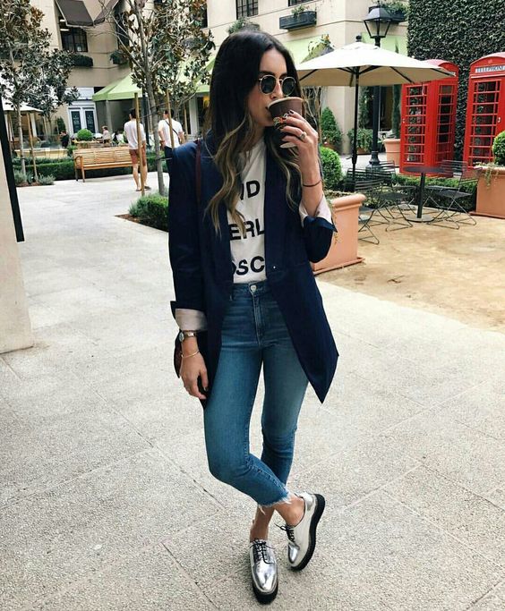blugi-mom-femeie-cu-blugi-si-blazer-boyfriend