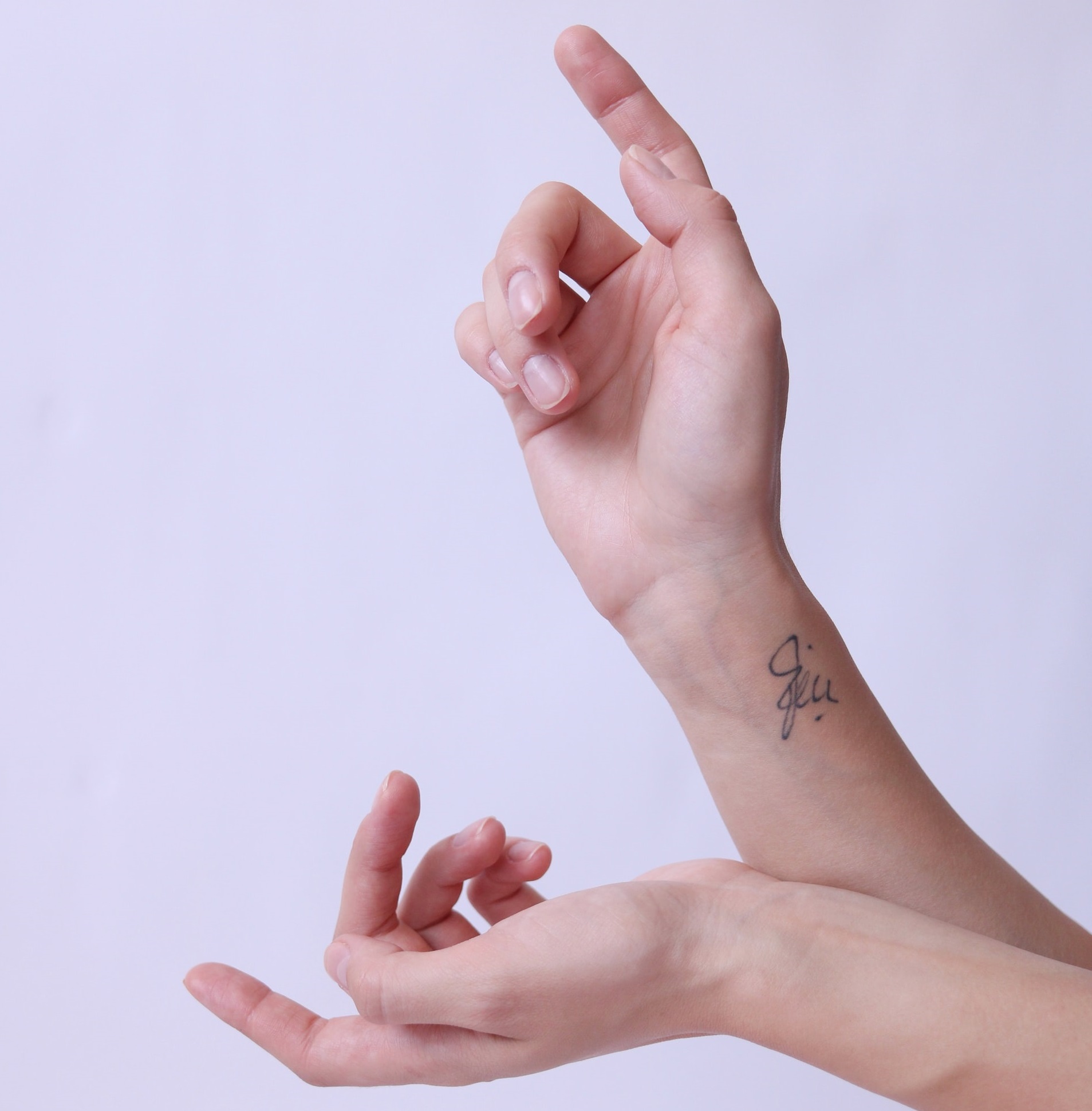 subtonurile pielii-femeie cu  tatuaj pe incheietura mainii