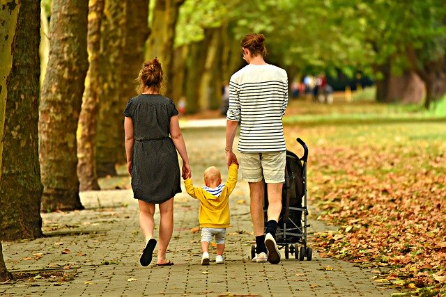 zodia Balanță- familie cu copil mic în parc