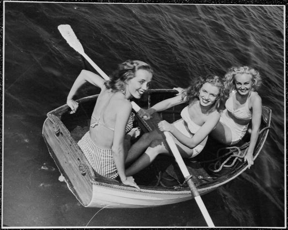 Marilyn Monroe 1941 cu prietenele