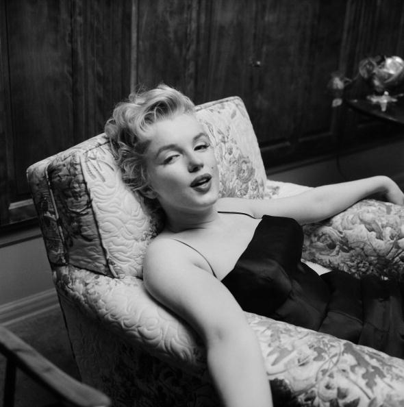 Marilyn Monroe 1956 relaxata pe un fotoliu