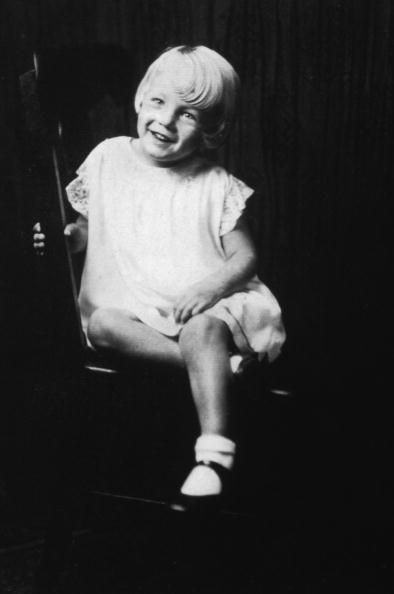 Marilyn Monroe copil in studio de foto