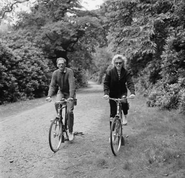Marilyn Monroe cu Arthur Miller pe biciclete