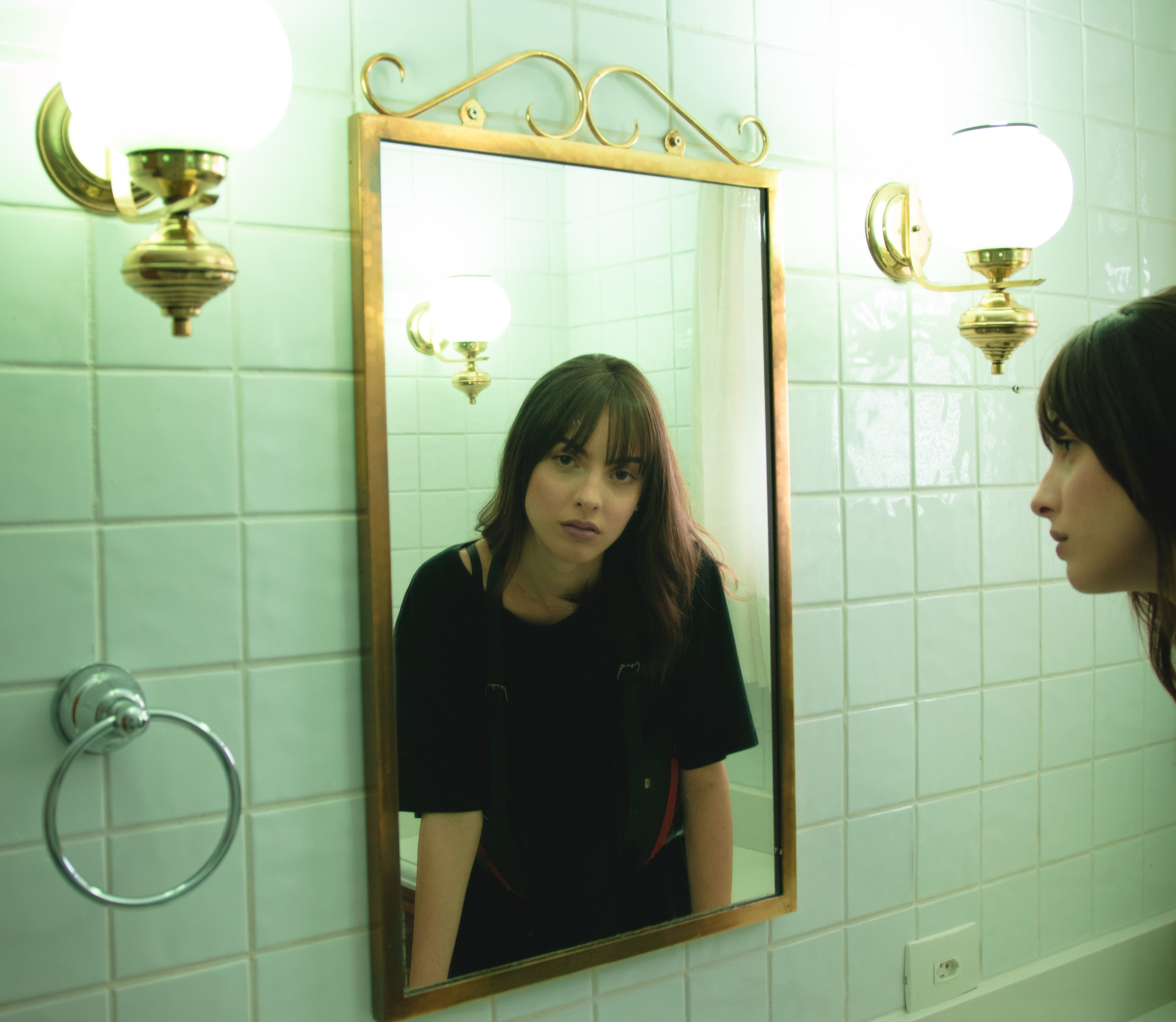 fața umflată-fată care se uită în oglindă