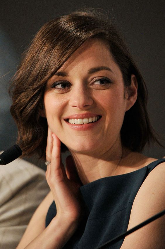 coafuri-par-mediu-ondulat-breton-Marion-Cotillard