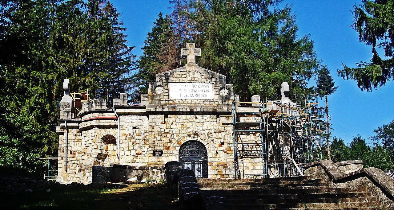 cele-mai-frumoase-statiuni-montane-din-romania-mausoleu-Soveja