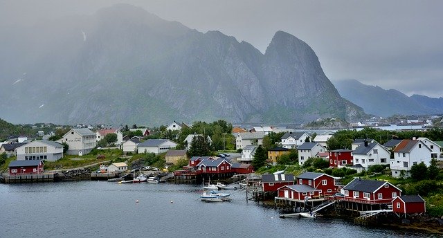 viata-in-norvegia-case-la-marginea-lacului