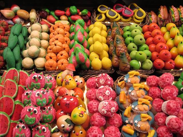 Diverse figurine colorate din marțipan 