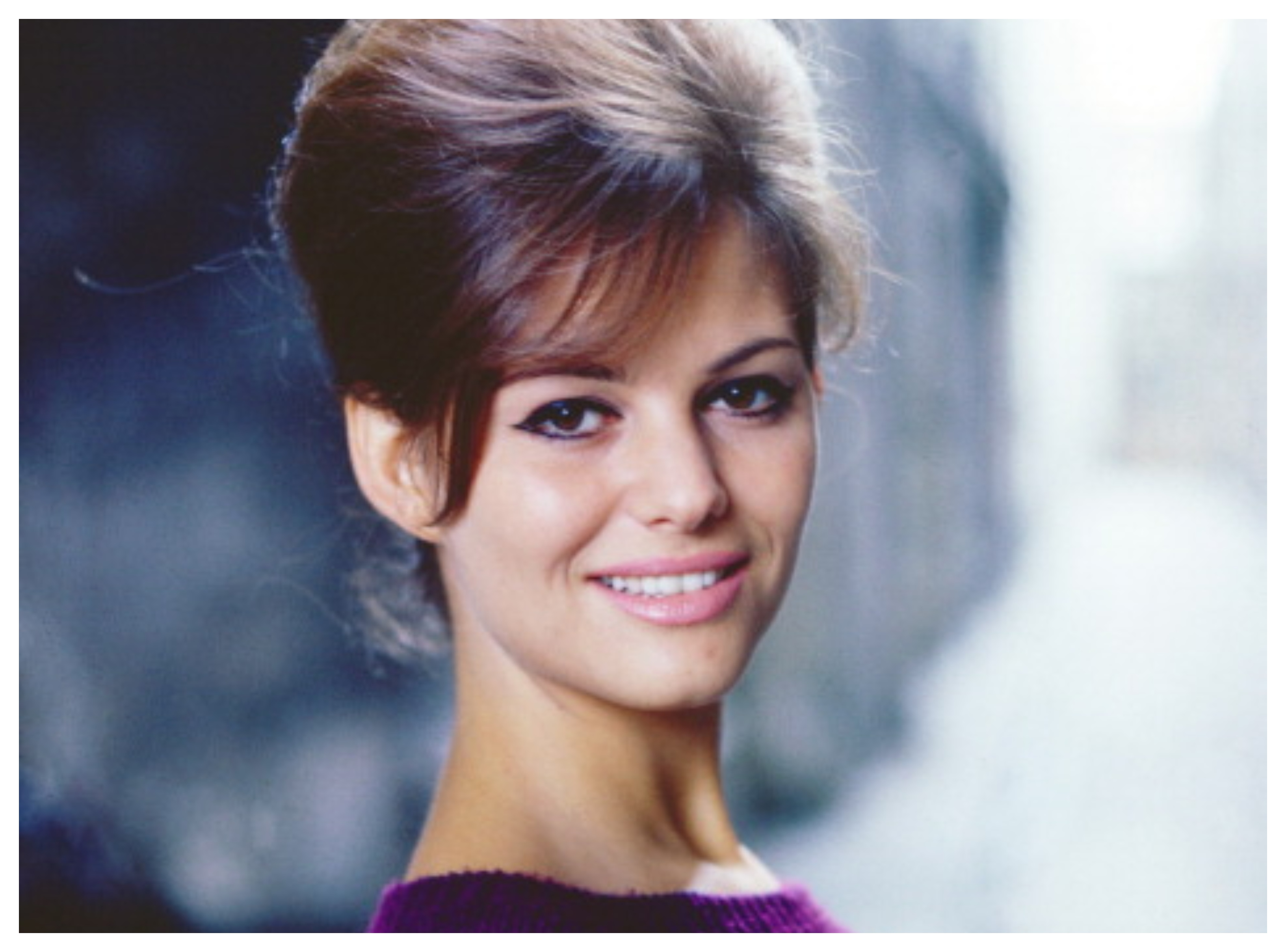 Claudia Cardinale în tinerețe cu o coafură înaltă