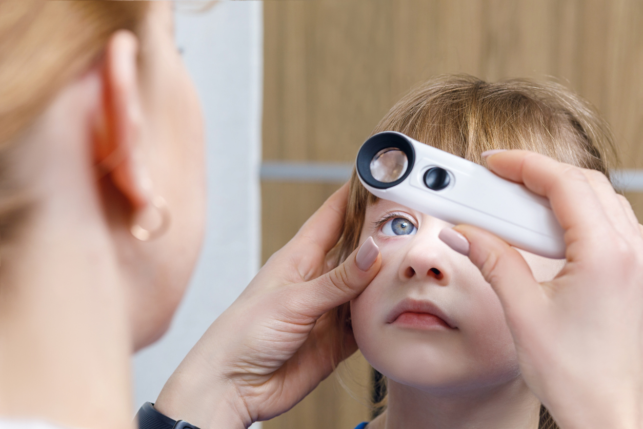 Copil la oftalmolog pentru consult la ochi