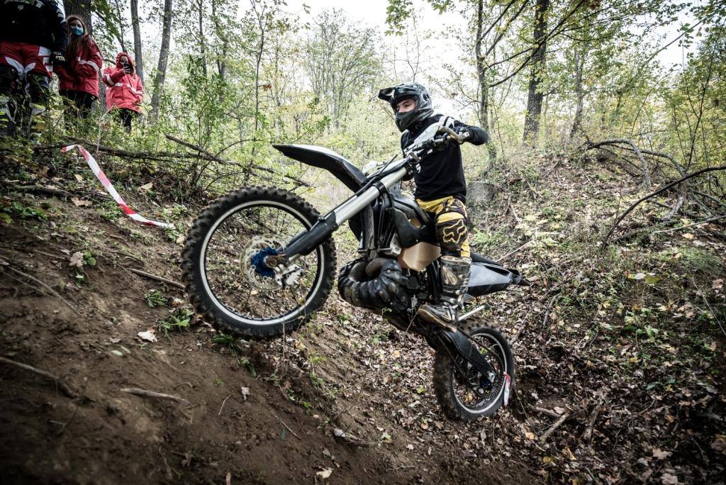 Bărbat pe motocicletă enduro în pădure_Enduranch