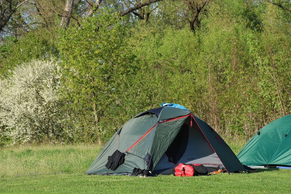Două corturi mici în natură_Camping Belvedere