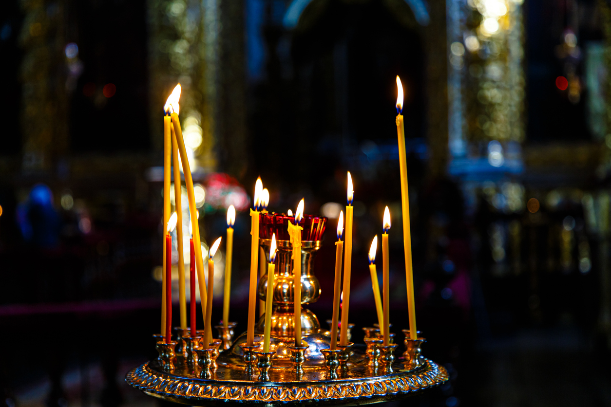 Lumânări aprinse în biserică