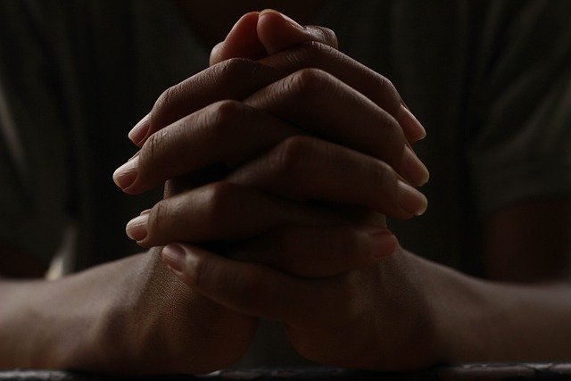 Mâini împreunate în rugăciune