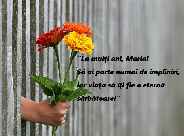 Mână cu un buchet de flori