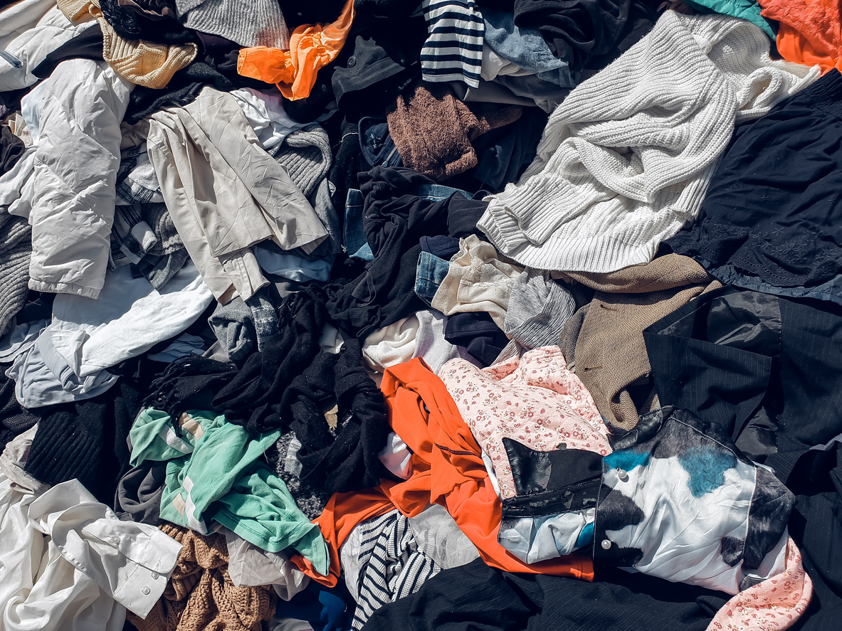 Grămadă de haine de reciclat