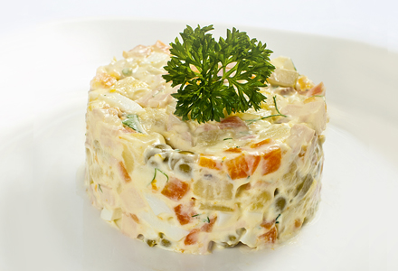 Salată de boeuf așezată în farfurie albă
