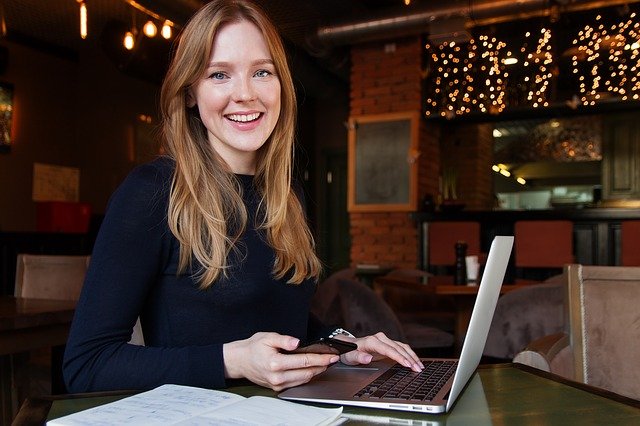 Femeie de afaceri în fața unui laptop