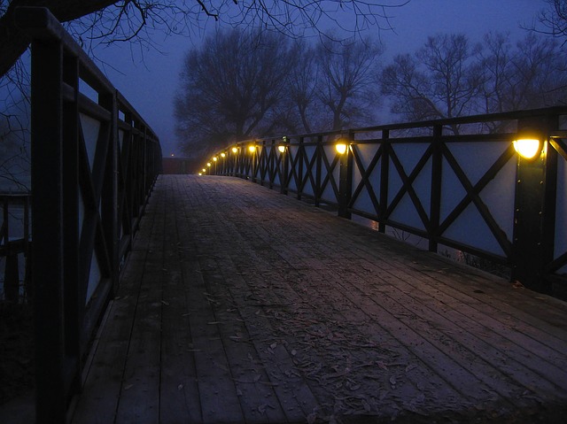 Pod luminat într-o seară de toamnă