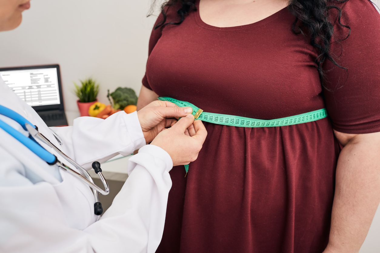 Femeie supraponderală la un consult medical