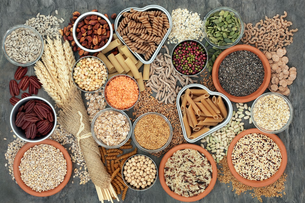Diverse sortimente de semințe și alimente care conțin fibre
