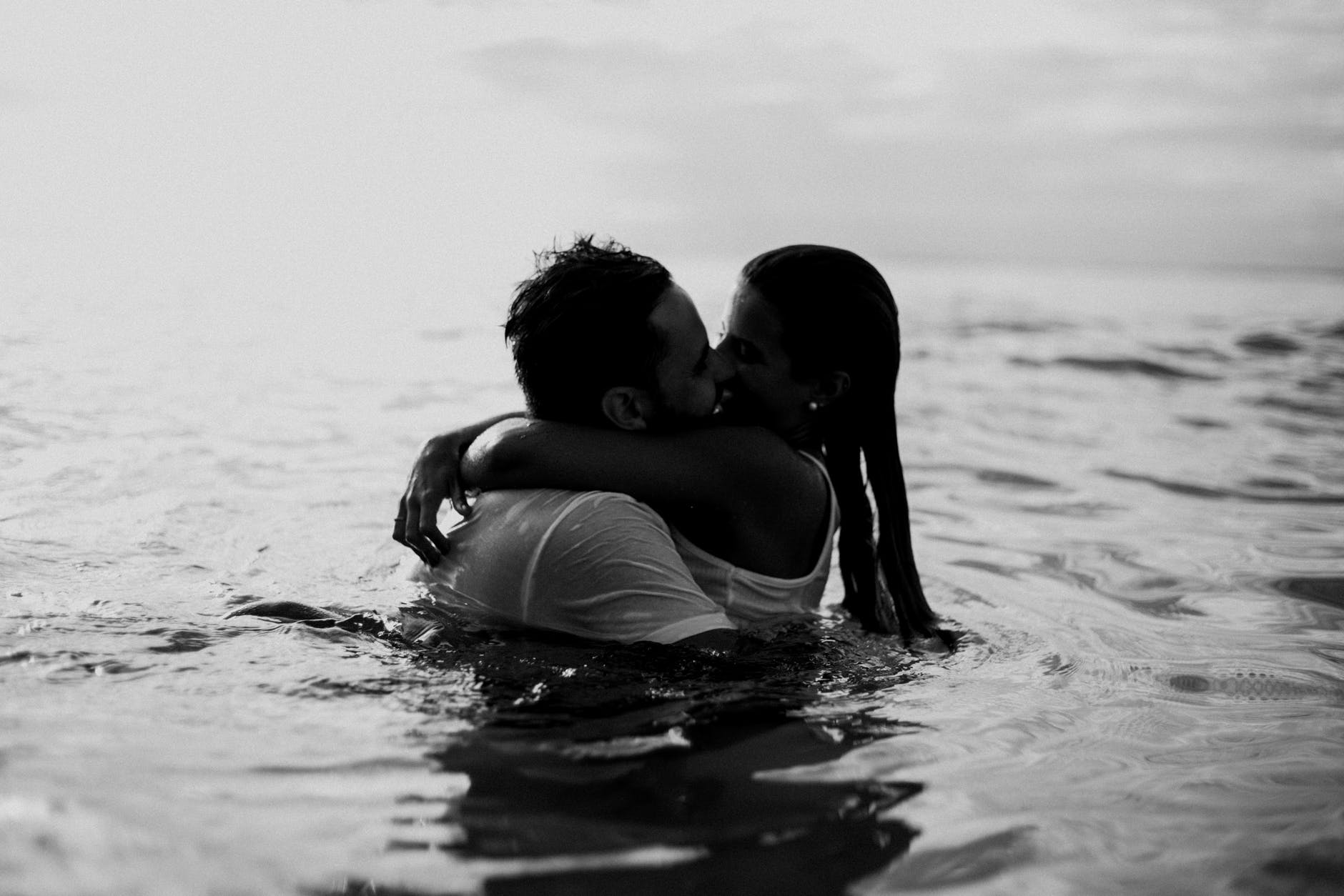 Cuplu care se îmbrățișează în apă