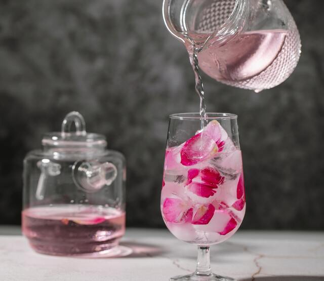 Apă de trandafiri într-un pahar de sticlă