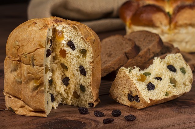 Felie de panettone cu stafide pe un blat de lemn