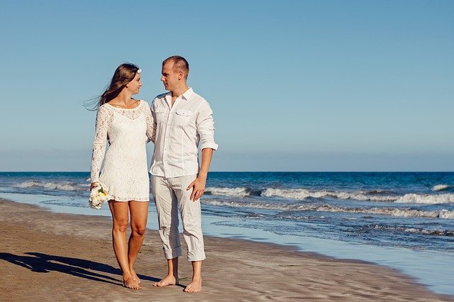 Cuplu de tineri căsătoriți pe plajă