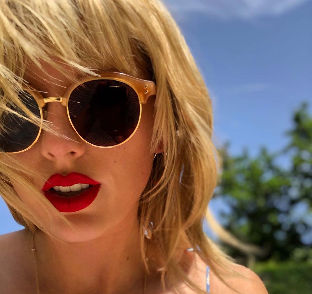 Taylor Swift cu ochelari de soare 