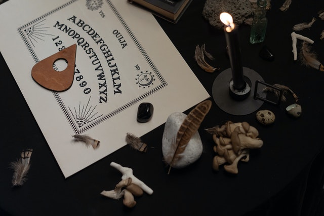 Hârtie cu simbolurile tablei Ouija