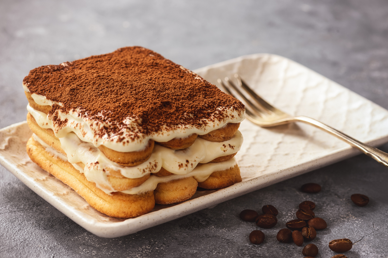 Bucată de tiramisu pe o farfurie